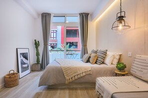 1 slaapkamer, een bureau, een strijkplank/strijkijzer, reisbedje