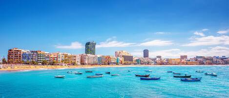 Una spiaggia nelle vicinanze, lettini da mare, teli da spiaggia