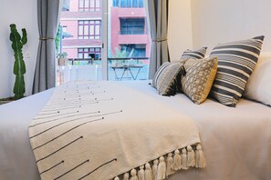 1 dormitorio, escritorio, tabla de planchar con plancha y cuna de viaje