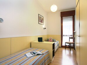 4 sovrum, resesäng och sängkläder