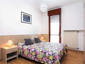 4 chambres, lit parapluie, draps fournis