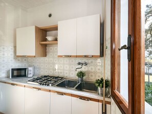 Mikrobølgeovn og høy barnestol