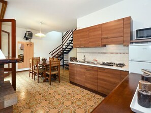 ميكروويف، كرسي للأطفال، مجمّد، مائدة طعام