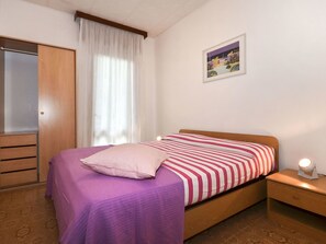 2 bedrooms, travel cot, bed sheets - Cosy apartment for 6 people with A/C, TV, terrace and pets allowed (Lignano Sabbiadoro)