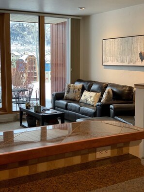 Smart TV, fireplace, stereo