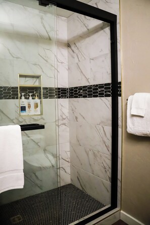 Handtücher, Seife, Shampoo, Toilettenpapier
