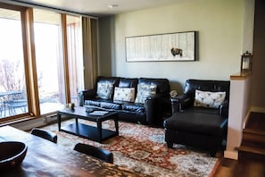Smart TV, fireplace, stereo