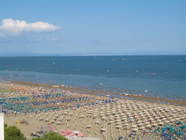 Beach - Cosy apartment for 5 guests with A/C, WIFI, pool, TV, balcony and pets allowed (Lignano Sabbiadoro)