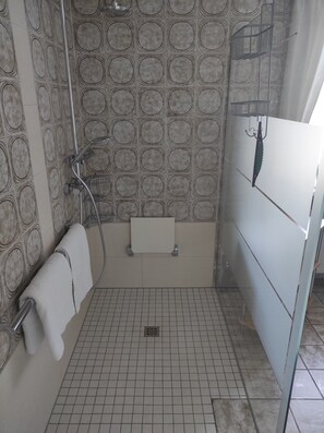 Douche, sĂšche-cheveux, serviettes fournies, savon
