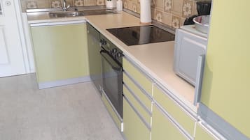 Kühlschrank, Mikrowelle, Herdplatte, Geschirrspüler
