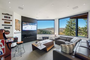 Älytelevisio, takka, videopelejä, pöytäjalkapallopöytä