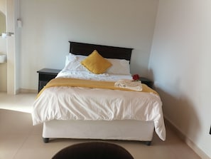 Habitación doble | Baño | Regadera, amenidades de baño gratuitas, toallas, jabón