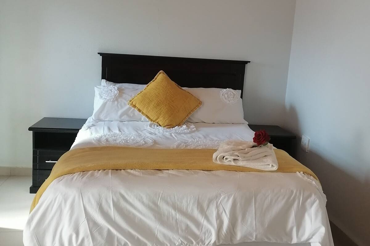 Habitación doble | Minibar, escritorio y espacio para trabajar con laptop