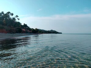 على الشاطئ، كراسي للتشمس