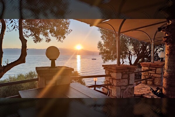 Property grounds - LA PALMA by AROKARIA APARTMENTS - 50 meters from the sea (Charakopio)