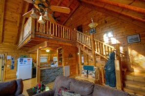 Älytelevisio, takka, videopelejä, pöytäjalkapallopöytä