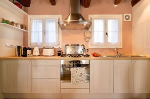 Frigorifero, microonde, forno, piano cottura