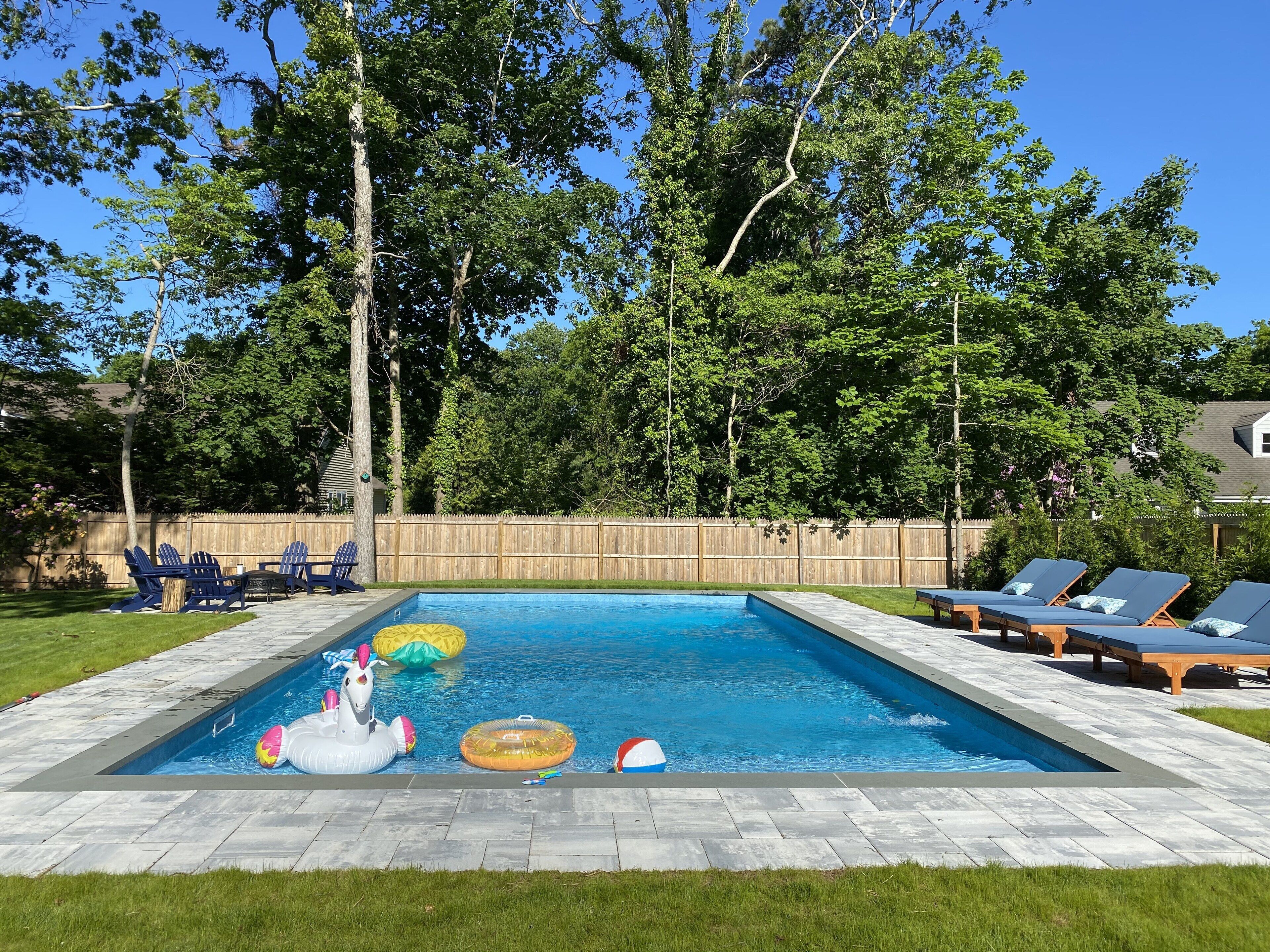 New Beach House! Huge saltwater pool, outdoor shower, < 5 min beach, walk to bay