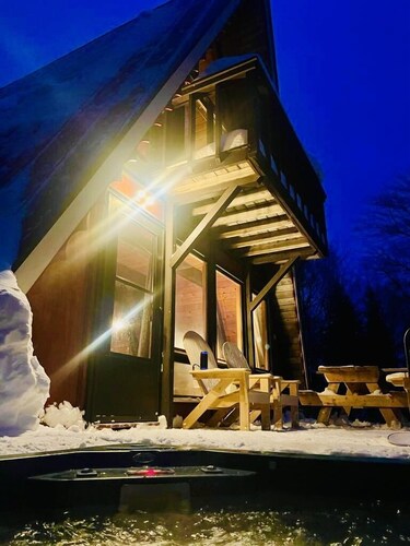 Alpine Chalet with outdoor Jacuzzi 1 mile from ski lifts