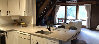 Alpine Chalet with outdoor Jacuzzi 1 mile from ski lifts