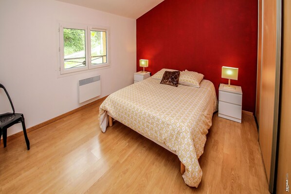 3 bedrooms, desk, iron/ironing board, free WiFi