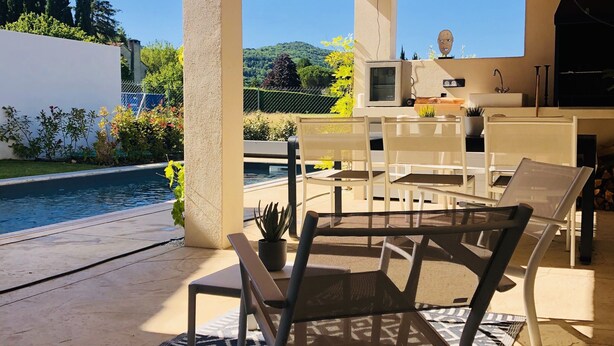 An outdoor patio with a pool, chairs, and a kitchen area. - Deluxe villa with private pool and beautiful mountain view (Malaucène)