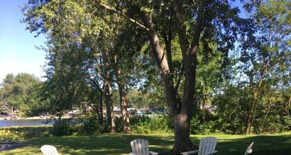 Tippy Cottage on the Lake