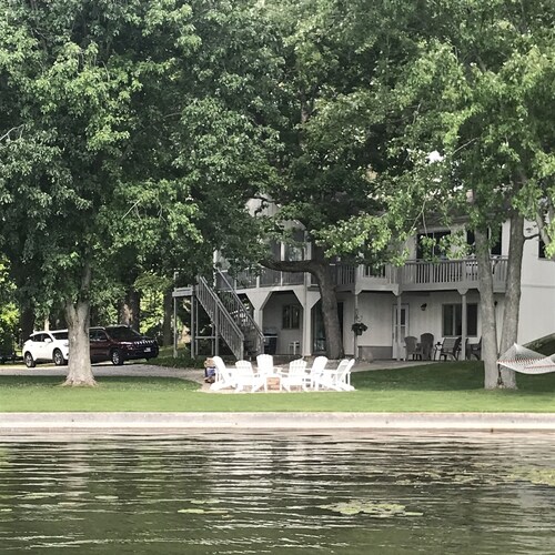 Tippy Cottage on the Lake