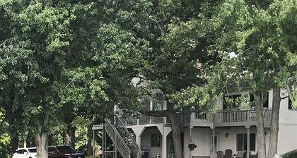 Tippy Cottage on the Lake