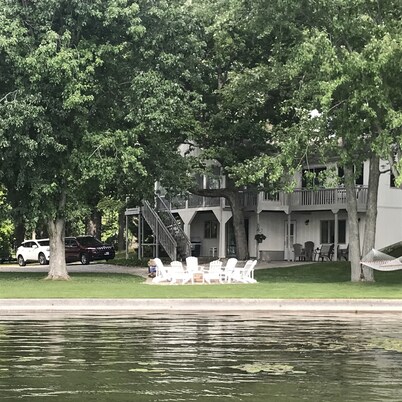 Tippy Cottage on the Lake