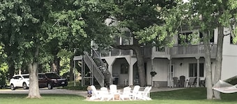 Tippy Cottage on the Lake
