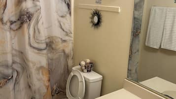 Een haardroger, handdoeken, zeep, toiletpapier