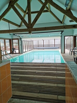 Alberca techada y alberca al aire libre