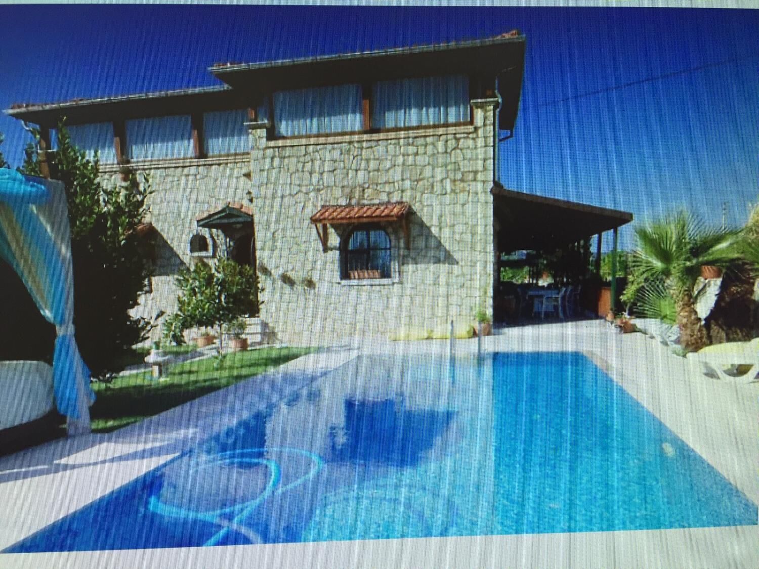 季节性开放的室外游泳池，池畔遮阳伞，日光浴躺椅