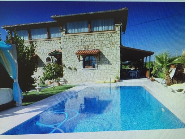 Piscina externa sazonal, guarda-sóis, espreguiçadeiras