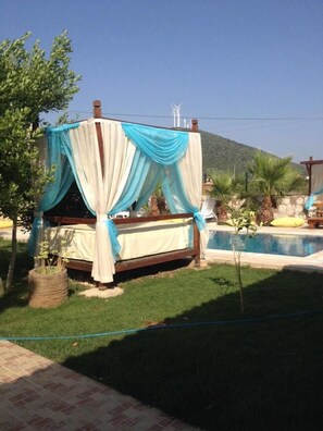 Seasonal outdoor pool, pool umbrellas, sun loungers - Tas Konak (Didim)