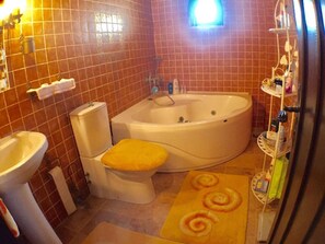 Ein Badezimmer mit Badewanne, Toilette und Waschbecken.