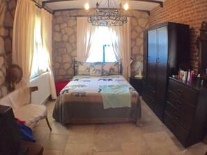 Decoración personalizada, muebles diferentes y wifi gratis