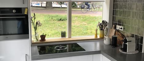 Réfrigérateur, four à micro-ondes, un four, surface de cuisson