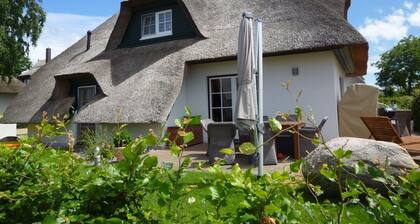 Reethus, 3 bedrooms + 1 infant, 2 bathrooms, fireplace, sauna, outdoor whirlpool, garden, WLAN