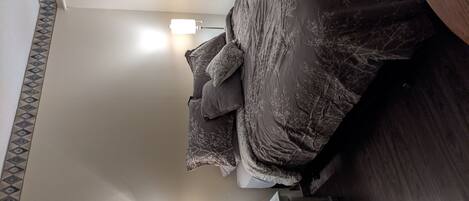 Iron/ironing board, WiFi, bed sheets