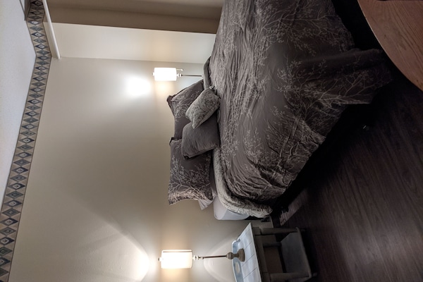 Iron/ironing board, WiFi, bed sheets