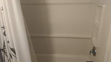 Chuveiro/banheira combinados, sabonete, papel higiênico
