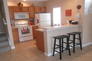 Fridge, microwave, oven, stovetop - Perfect Family Vacation Spot close to major Orlando attractions! (Kissimmee)