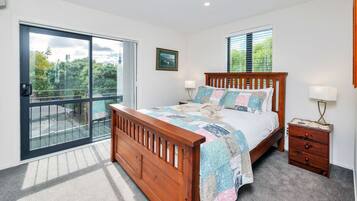 2 kamar tidur, setrika/meja setrika, Wi-Fi gratis, dan seprai linen