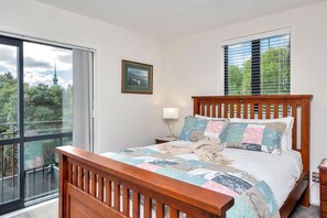 2 bedrooms, iron/ironing board, free WiFi, bed sheets - Greenwich Townhouse with Parking and Air-Con (Auckland CBD)