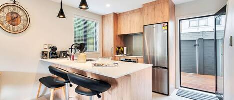 Een koelkast, een microgolfoven, een oven, een kookplaat