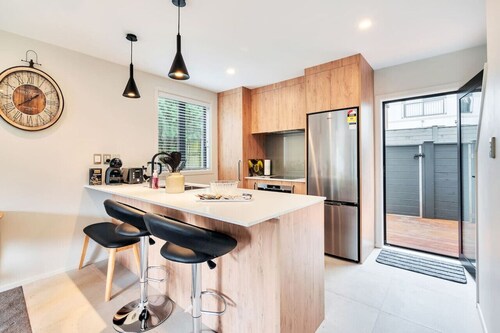 Greenwich Townhouse with Parking and Air-Con