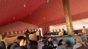 Un restaurante con techo de estampado rojo y una zona central de servicio.