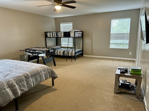5 habitaciones, tabla de planchar con plancha, cuna de viaje y wifi 